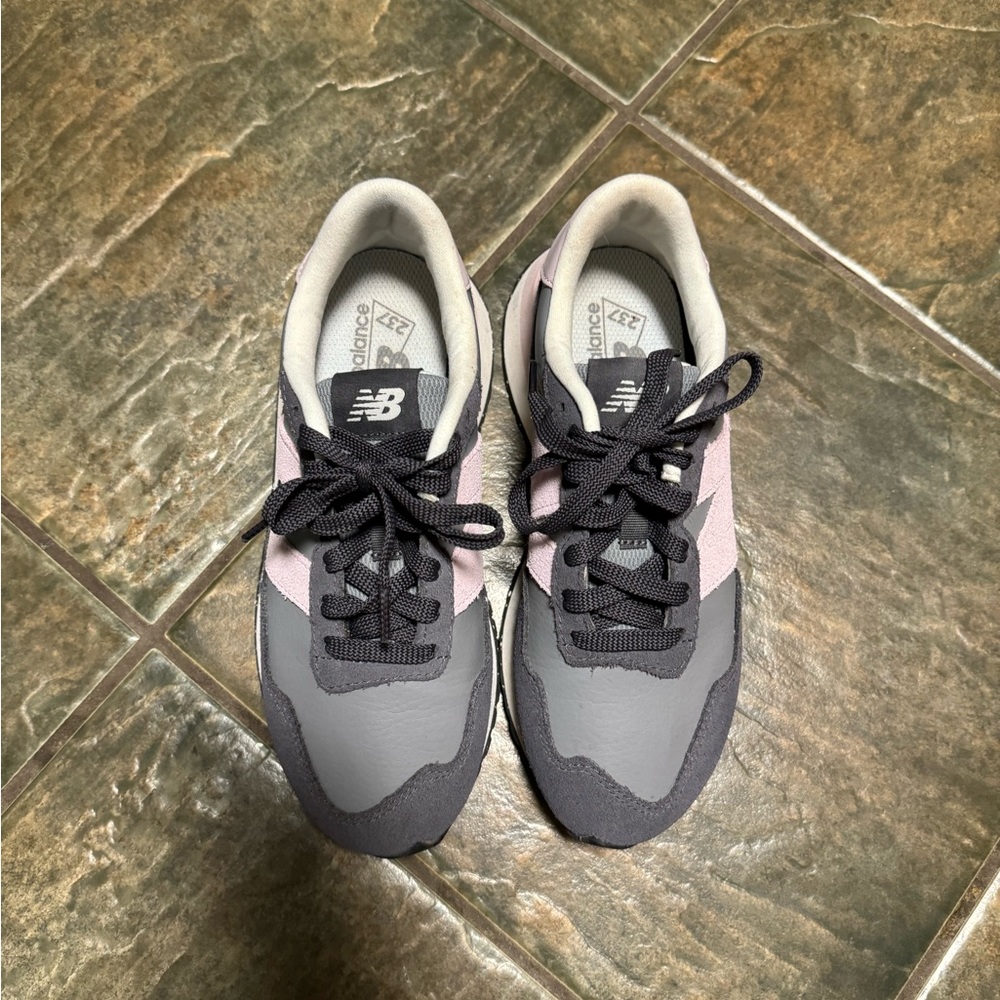 New Balance 237 women’s shoes. Size 7. Excellent used condition.